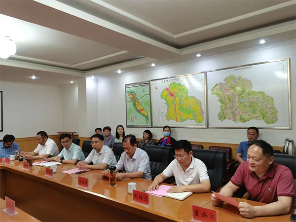 副區(qū)長穆洪軍到張夏街道參加青島理工大學(xué)與濟(jì)南華泰環(huán)?？萍加邢薰井a(chǎn)學(xué)研合作簽約揭牌儀式