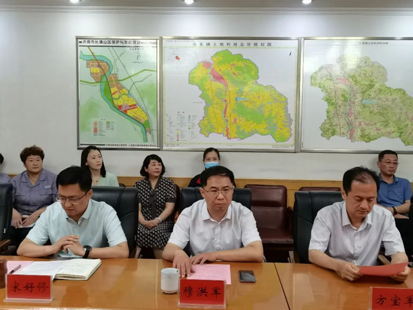 副區(qū)長穆洪軍到張夏街道參加青島理工大學(xué)與濟(jì)南華泰環(huán)?？萍加邢薰井a(chǎn)學(xué)研合作簽約揭牌儀式