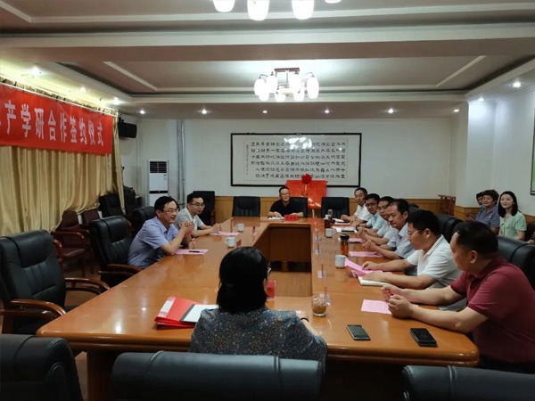 副區(qū)長穆洪軍到張夏街道參加青島理工大學(xué)與濟(jì)南華泰環(huán)?？萍加邢薰井a(chǎn)學(xué)研合作簽約揭牌儀式