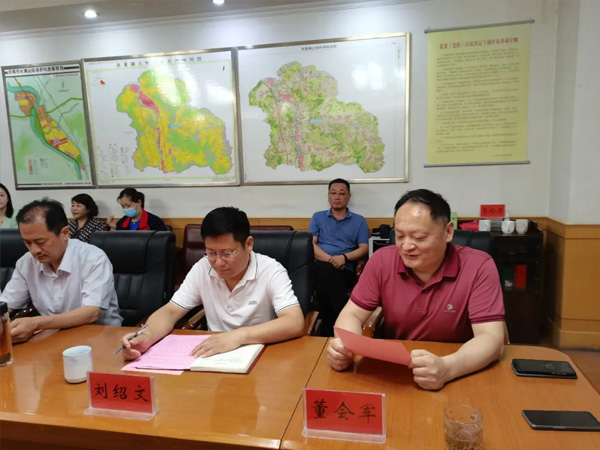 副區(qū)長穆洪軍到張夏街道參加青島理工大學(xué)與濟(jì)南華泰環(huán)?？萍加邢薰井a(chǎn)學(xué)研合作簽約揭牌儀式