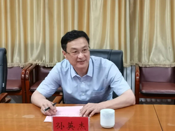 副區(qū)長穆洪軍到張夏街道參加青島理工大學(xué)與濟(jì)南華泰環(huán)?？萍加邢薰井a(chǎn)學(xué)研合作簽約揭牌儀式