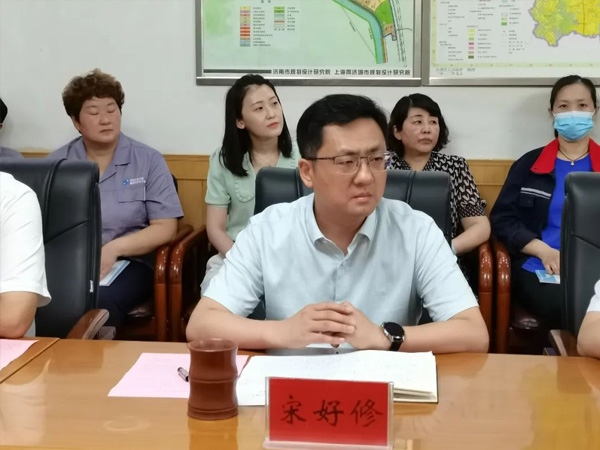 副區(qū)長穆洪軍到張夏街道參加青島理工大學(xué)與濟(jì)南華泰環(huán)保科技有限公司產(chǎn)學(xué)研合作簽約揭牌儀式