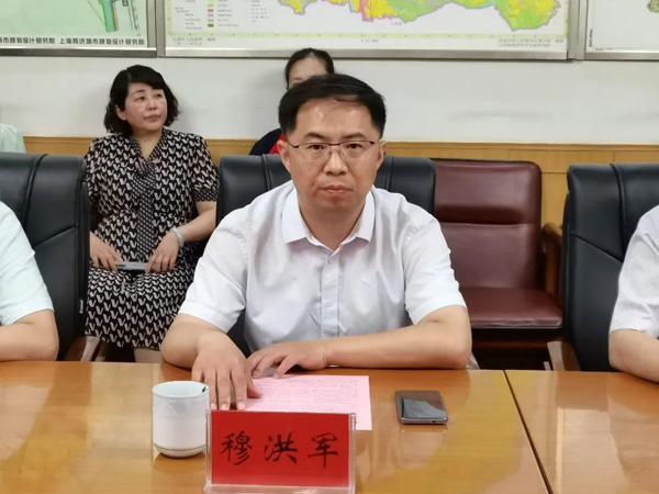 副區(qū)長穆洪軍到張夏街道參加青島理工大學(xué)與濟(jì)南華泰環(huán)?？萍加邢薰井a(chǎn)學(xué)研合作簽約揭牌儀式